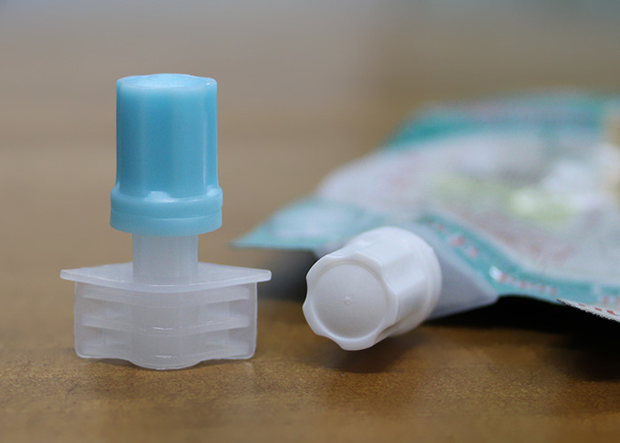 Le petit PE de catégorie comestible du diamètre 5mm de conduit de l'eau se renversent des chapeaux de bec pour le sac de lotion de bébé