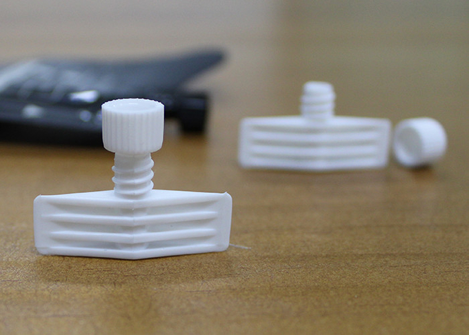couleur faite sur commande intégrale de HDPE de diamètre de 4.5mm de torsion de bec de chapeau de bec cosmétique de dessus