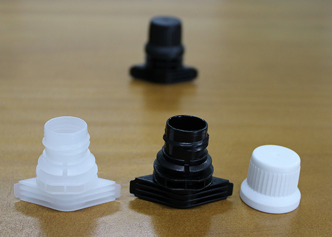 L'anti vol les chapeaux qu'en plastique de bec de vis empaquetant sur l'individu se tiennent met en sac
