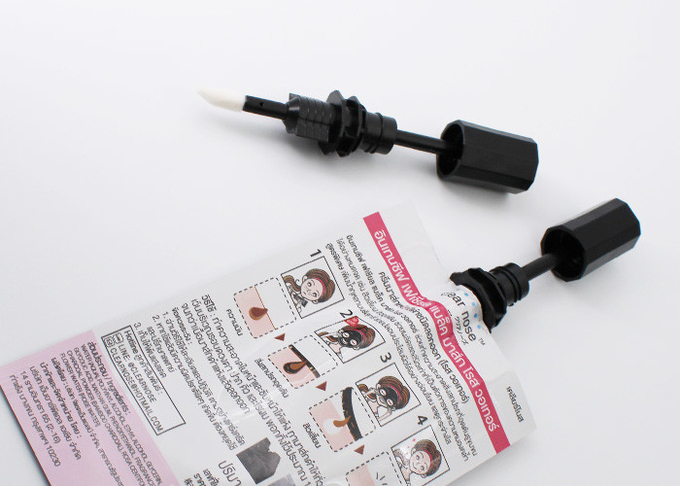 Le bec liquide de revêtement créatif de lèvre met en sac la tige avec des chapeaux de brosse portatifs