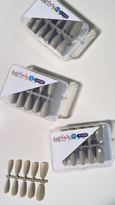 Des faux ongles artificiels de style Lady French, demi-points et couverture complète.