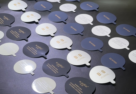 Couvercle de film compact thermiquement étanche pour poudre cosmétique pressée en poudre