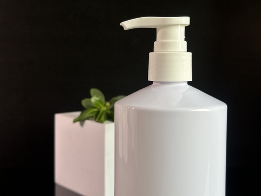 Bouteille en plastique blanc avec fermeture à vis et commande personnalisée