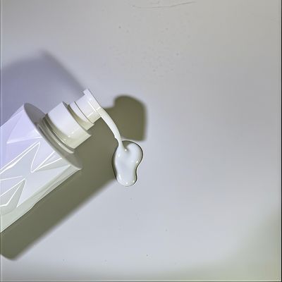 Flacon cosmétique en PET de forme vitreuse avec pompe à pression et logo personnalisé, MOQ 5000 pièces, livraison en 15-35 jours