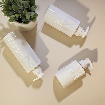 Flacon cosmétique en PET de forme vitreuse avec pompe à pression et logo personnalisé, MOQ 5000 pièces, livraison en 15-35 jours