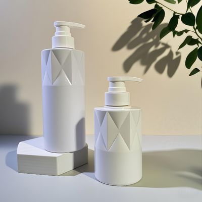 Flacon cosmétique en PET de forme vitreuse avec pompe à pression et logo personnalisé, MOQ 5000 pièces, livraison en 15-35 jours