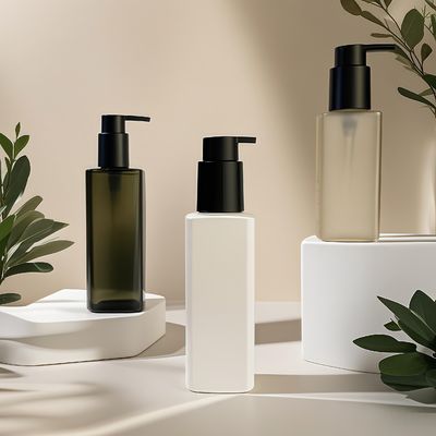 Bouteille carrée en plastique PET avec pompe à pression pour l'emballage de cosmétiques et de soins personnels dans des couleurs personnalisées