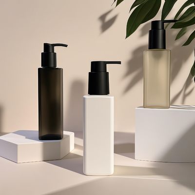 Bouteille carrée en plastique PET avec pompe à pression pour l'emballage de cosmétiques et de soins personnels dans des couleurs personnalisées