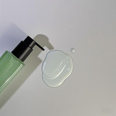 Bouteille carrée en plastique PET avec pompe à pression pour l'emballage de cosmétiques et de soins personnels dans des couleurs personnalisées