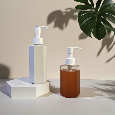 Bouteille en plastique PET hexagonale à corps droit avec étanchéité par pompe à pression pour lotion ou shampooing cosmétique en 120 ml 150 ml 200 ml Capacité