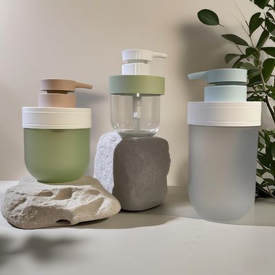 Bouteille cosmétique en plastique PET de 300 à 500 ml avec étanchéité de la pompe et couvercle d'épaule pour le lavage des mains et les emballages de beauté