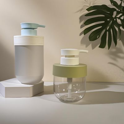Bouteille cosmétique en plastique PET de 300 à 500 ml avec étanchéité de la pompe et couvercle d'épaule pour le lavage des mains et les emballages de beauté