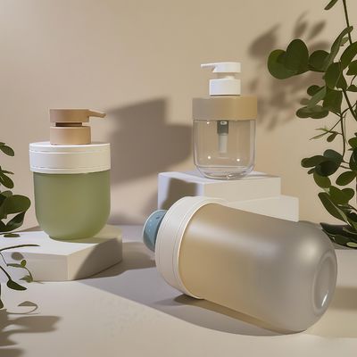 Bouteille cosmétique en plastique PET de 300 à 500 ml avec étanchéité de la pompe et couvercle d'épaule pour le lavage des mains et les emballages de beauté